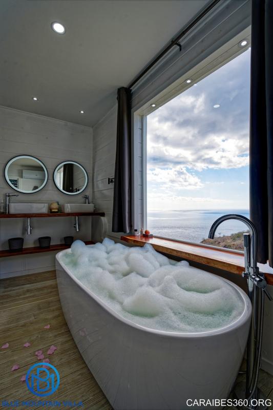 Location villa Martinique Le Carbet - Baignoire chambre 1